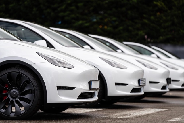 Traditionelle Bilmærker Gør Stor Indsats for at Konkurrere med Tesla